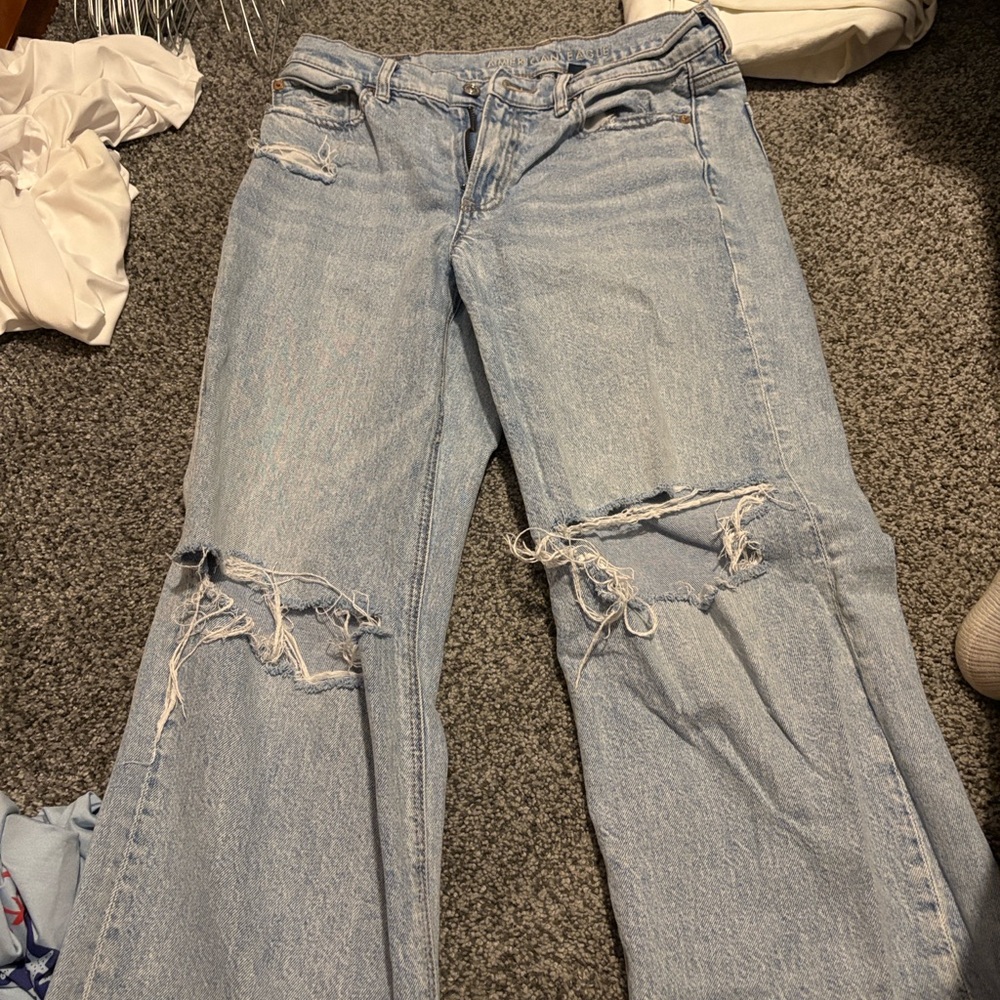 american eagle blue jean with rips baggy. Size 6 strigid